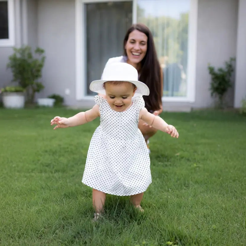 bébé fait ses premiers pas sur l'herbe